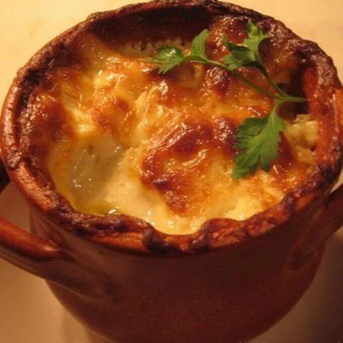 курица с картошкой в горшочке. мясо в съедобном горшочке в духовке рецепт. блюда в глиняных горшочках. картофель в горшочке в духовке. жаркое из говядины с картошкой в горшочках.