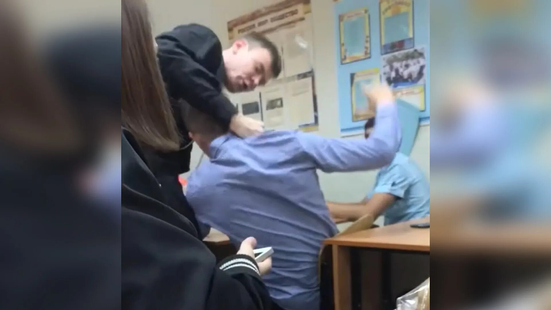 Учитель бьет ребенка в школе. Заступились за школьников. Заступились за школьников. Калининград заступился за школьников. Заступились за школьников.
