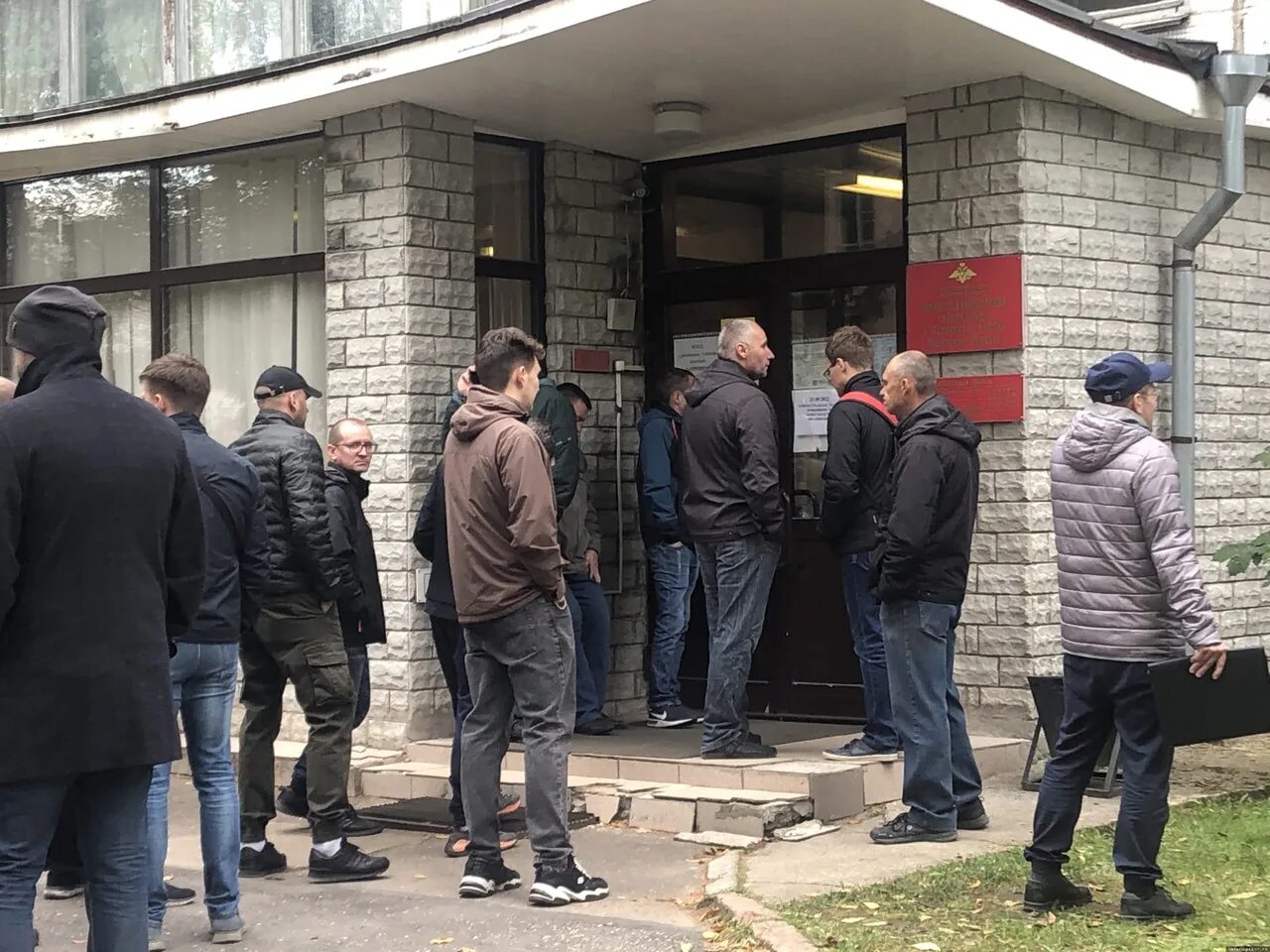 Очереди мобилизованных. Очередь в военкомат. очередь в военкомат в москве. очереди в военкоматы в россии. мобилизация очередь в военкомат.