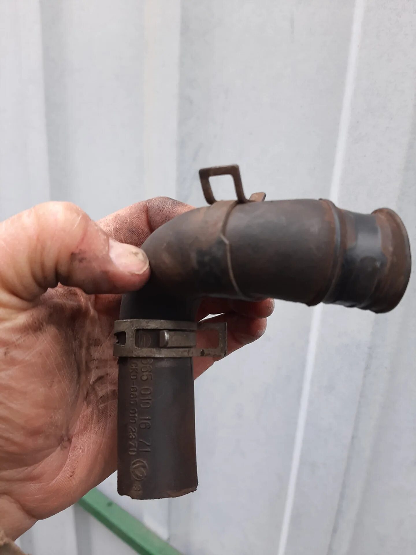 Шланг вентиляции картера пассат б5 аеб. Маслоотделитель 1. Система картерных газов ауди 1. Трубка маслоотделителя 1. Патрубок вкг adr 1.