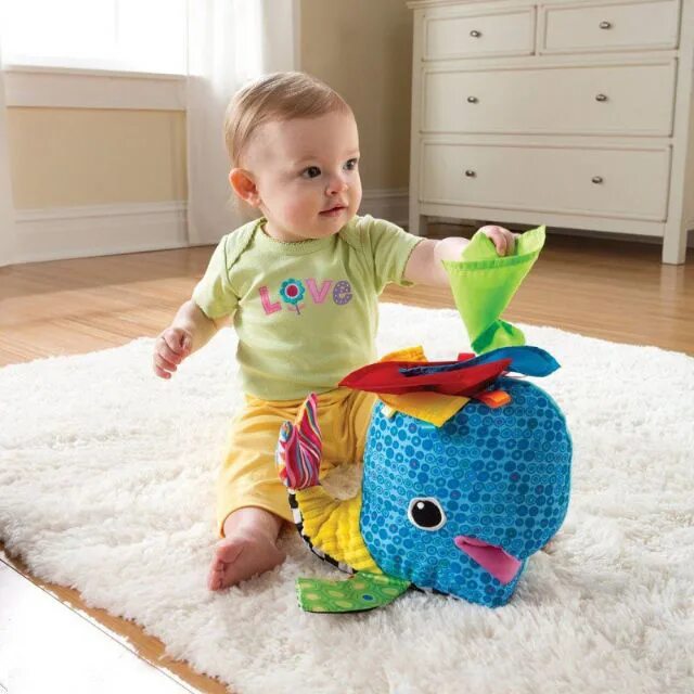 Купить игрушку 6 месяцев. Lamaze Китенок Фрэнки. Tomy Lamaze игрушки кит. Самые интересные игрушки. Игрушки для малышей до года.