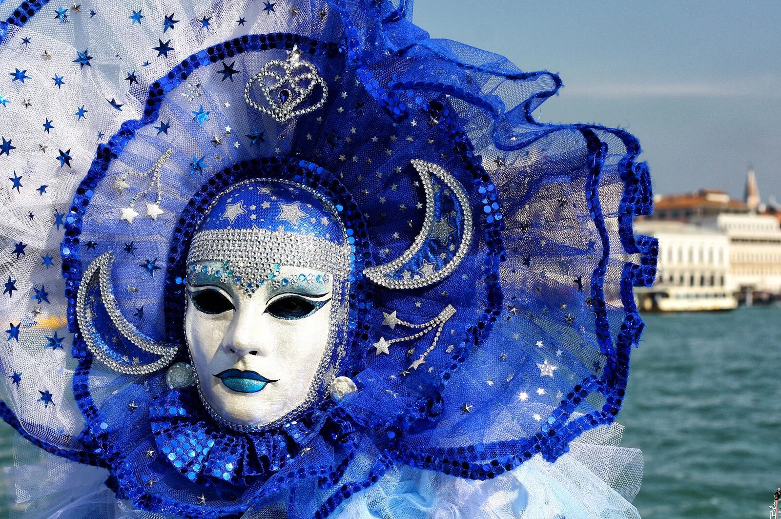 Маскарад луны. Венецианский карнавал маски. Костюм луны для маскарада. Маски венецианского карнавала солнце. Венецианский костюм луна.