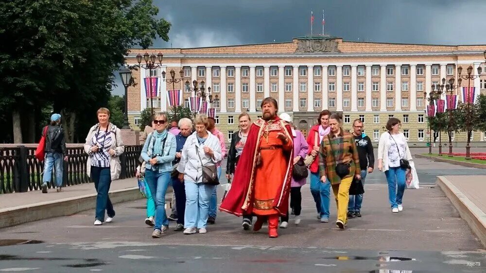 Туристы в Новгороде. Новгород туризм. Великий Новгород туризм. Тур в Новгород.