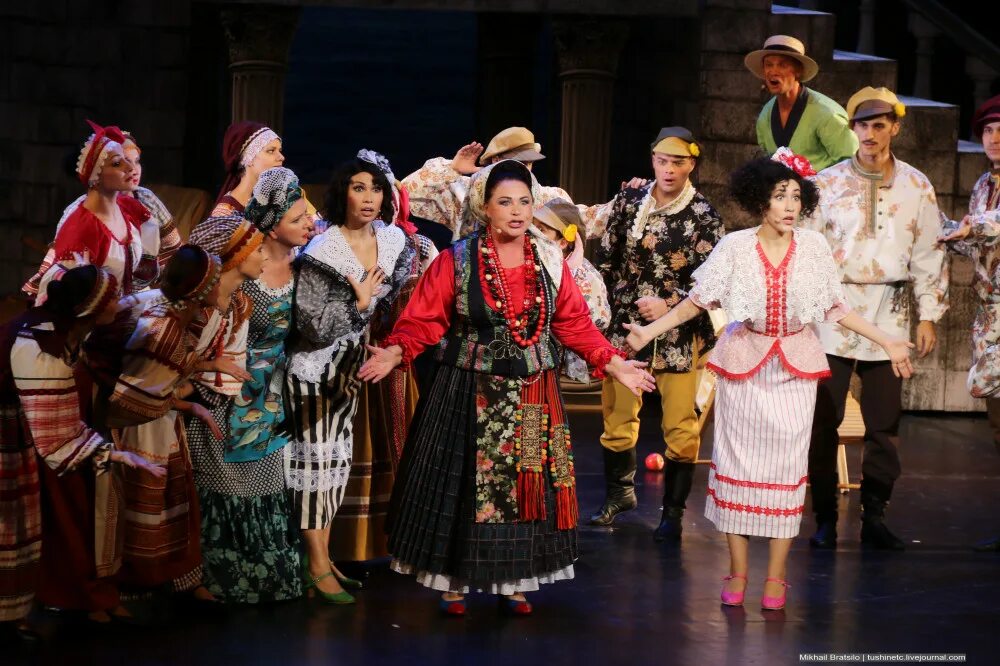 Спектакль за двумя зайцами с марией ароновой. За 2 зайцами спектакль. Спектакль за 2 зайцами в театре бабкиной. Театр бабкиной спектакль за двумя зайцами. За двумя зайцами спектакль бабкина.