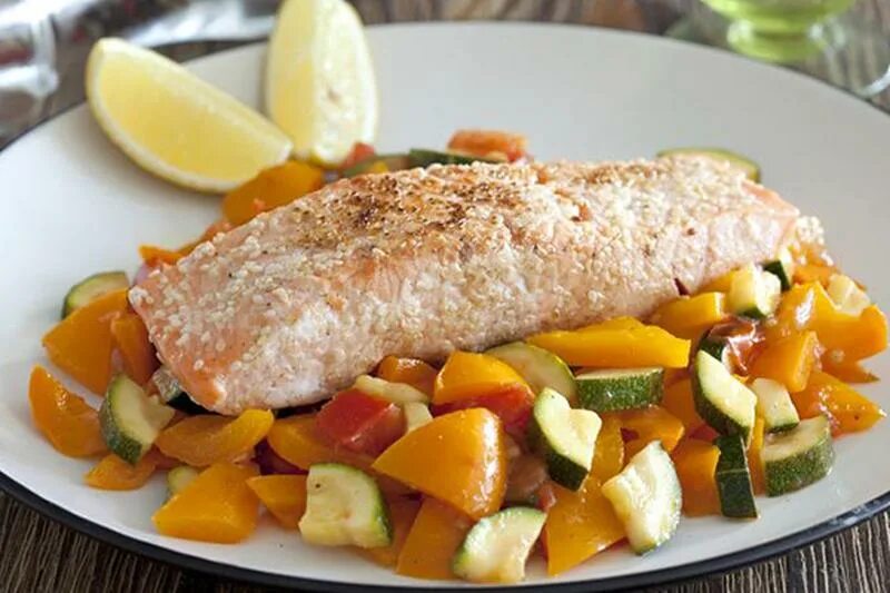 Запеченная рыба пп. Овощное соте с рыбой. соте из рыбы с овощами. стейк из семги. рыба и тушёные овощи пп.