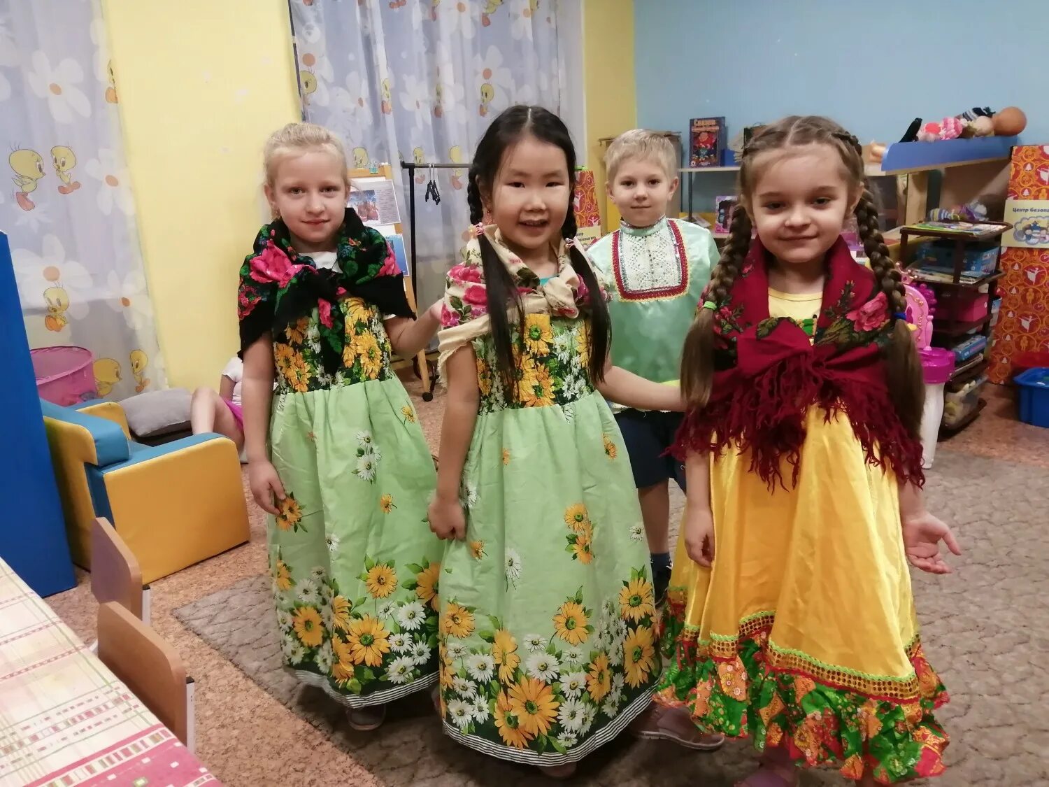 сарафан на колядки. масленица в детском саду на улице. колядки в детском саду. костюмы для колядок в детском саду. детские костюмы на колядки.