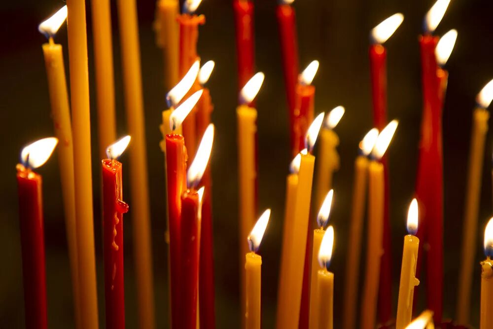 Свечи на Пасху. Пасха в храме свечи. Пасхальные свечи в храме. Красная свеча. Красные церковные свечи
