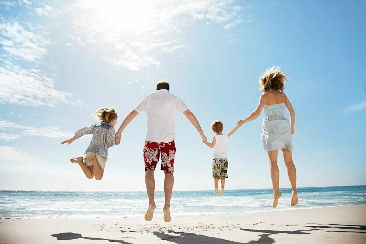 Путешествие с семьей. Семья на море. Счастливая семья на море. Ребенок в семье.