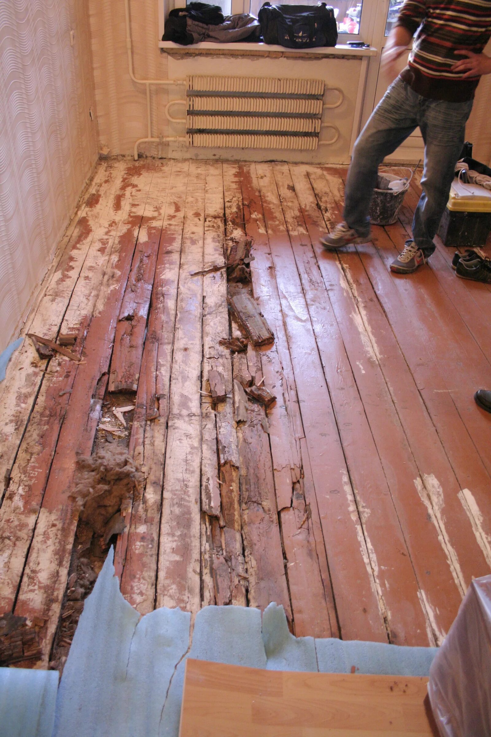 Деревянный пол в квартире. Старый деревянный пол. Отреставрированный деревянный пол. Старый деревянный пол в квартире. Ремонт пола выполнить