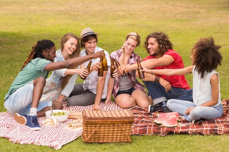 ребёнок один в парке вектор. счастливый ребенок. Children in the park cartoon. лето дети гуляют в парке. рисунок играющие дети на детской площадке.