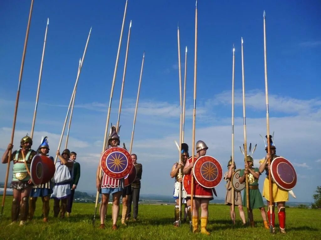 Македонская фаланга против римского легиона. Сариса. Фаланга филиппа македонского. Сарисса оружие. Македонский воин фалангит вооружение.