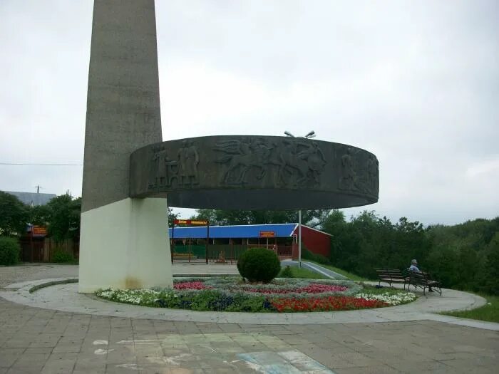 Памятник дружбы народов Черкесск. Стела зеленый остров Черкесск.