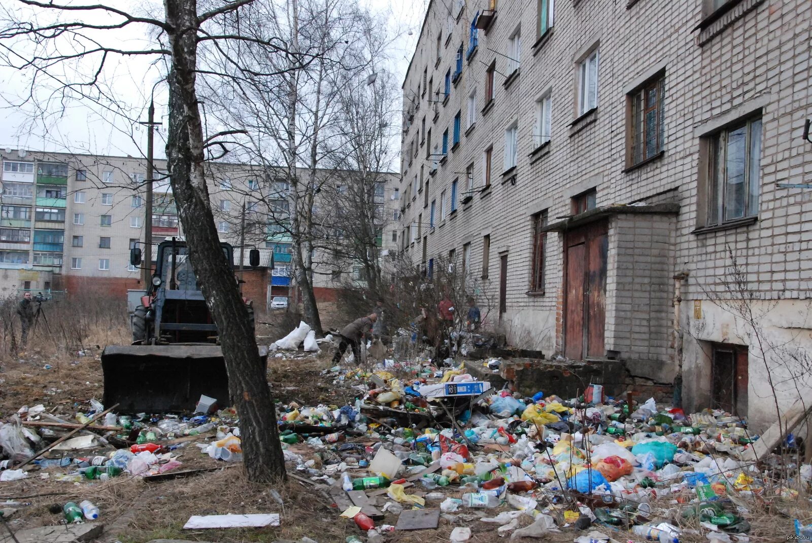 Ужасно грязно. Грязный двор. Грязная улица. Грязные улицы России. Грязный двор России.