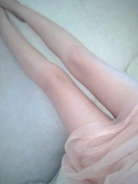 Бледные женские ноги. Тонкая бледная кожа. Холодные бледные ноги