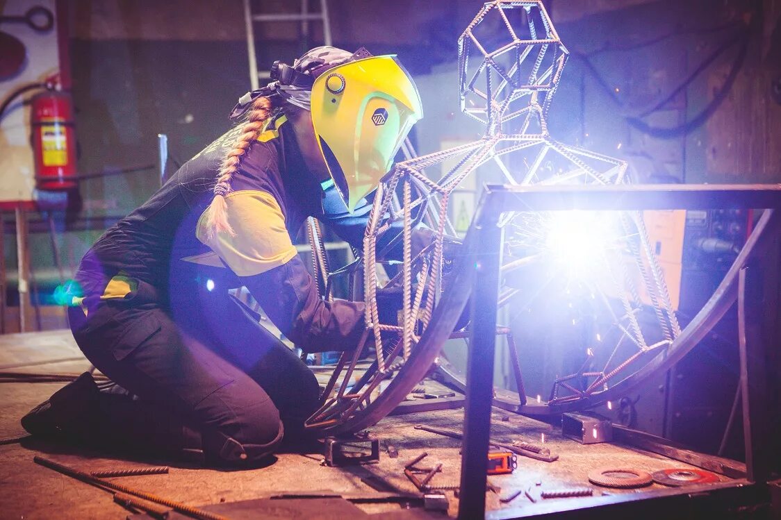 сварщик монтажник. химическая сварка. художница сварщица александра. сварщик. сварщики королев.