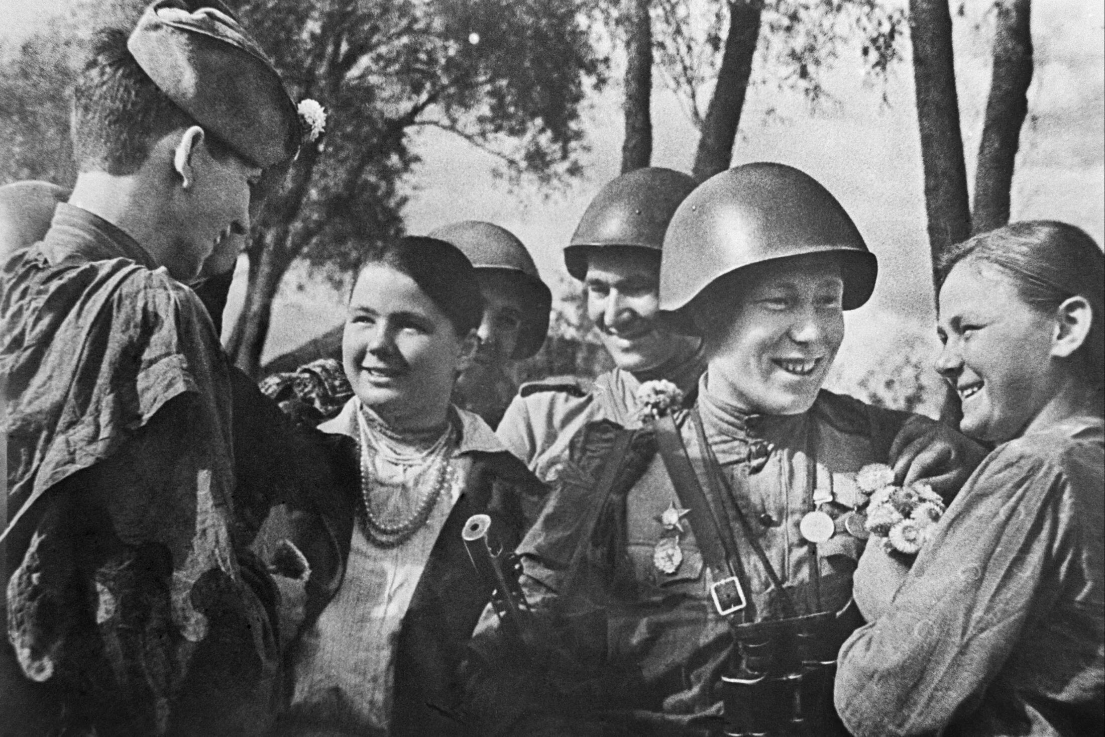 9 мая 18. Встреча советских солдат освободителей 1943. Солдаты Победы 1945. 1945 Победа в Великой Отечественной войне. Встреча солдата с войны.