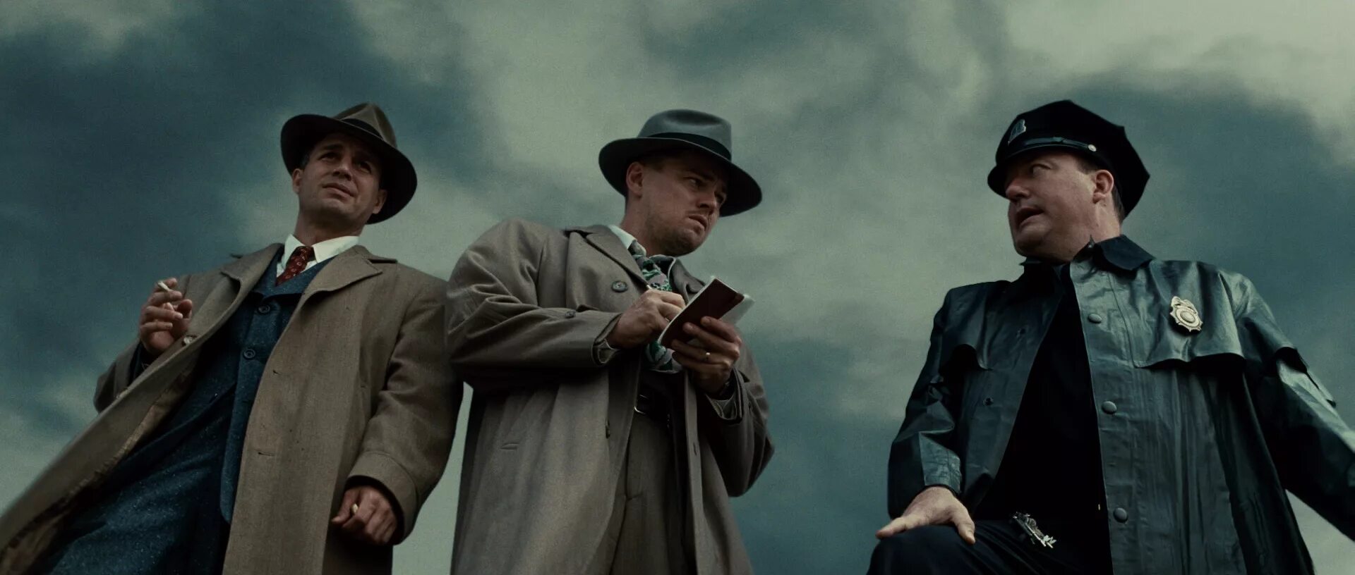 Ди каприо остров проклятых. Остров проклятых / shutter island (2010). Ди каприо проклятый остров. Ди каприо про психушку. Ди каприо про психушку.