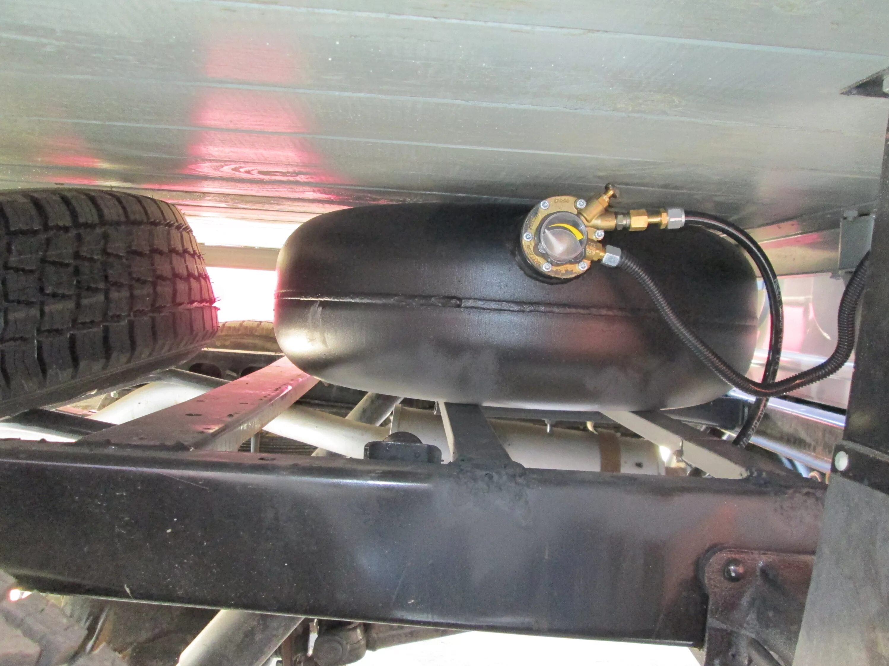 тороидальный баллон на газель 3302. уаз фермер гбо. уаз 3303 гбо. уаз 39094 фермер с высокой крышей. соболь гбо баллон 95 л.