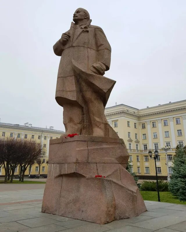 Памятник Ленину в пальто. Памятник Ленину на красной Пресне. Памятник Ильича Саранск. Самые странные памятники Ленину.