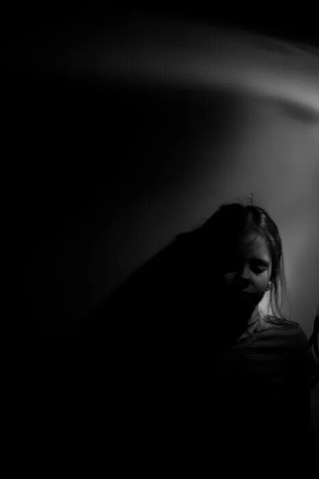 Девушка в темноте. Со спины в темноте. Девушка в темноте. Девушка в темноте. Фотки девушек темноте.
