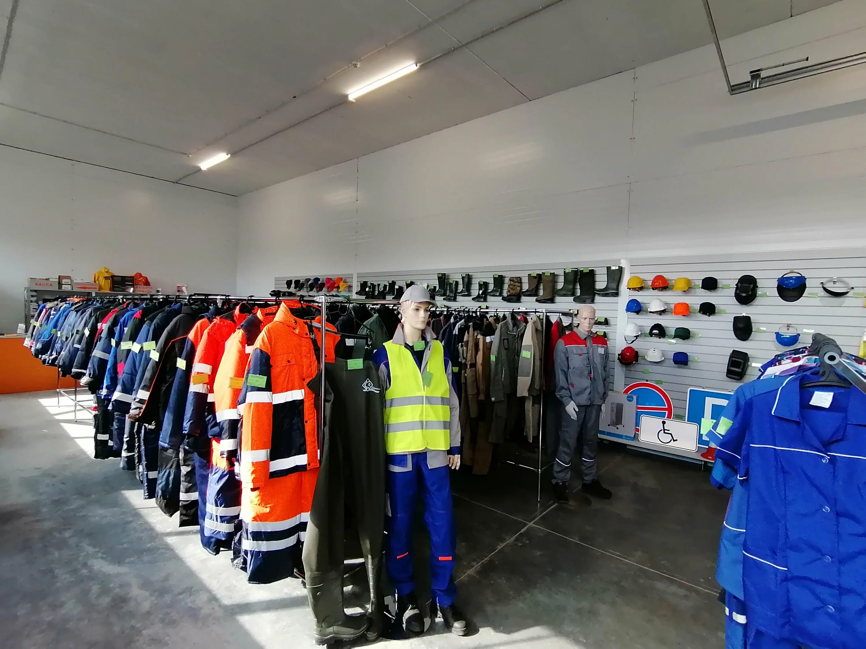 рабочая одежда. выставка спецодежды. специальная одежда магазин. спецюг спецодежда подольск. рабочий в спецодежде.