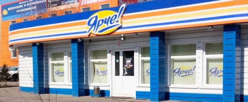 Старый ярче. Стильный дедушка. Стулья в стиле ретро. Торговая сеть ярче. Лондон улочки кафе.