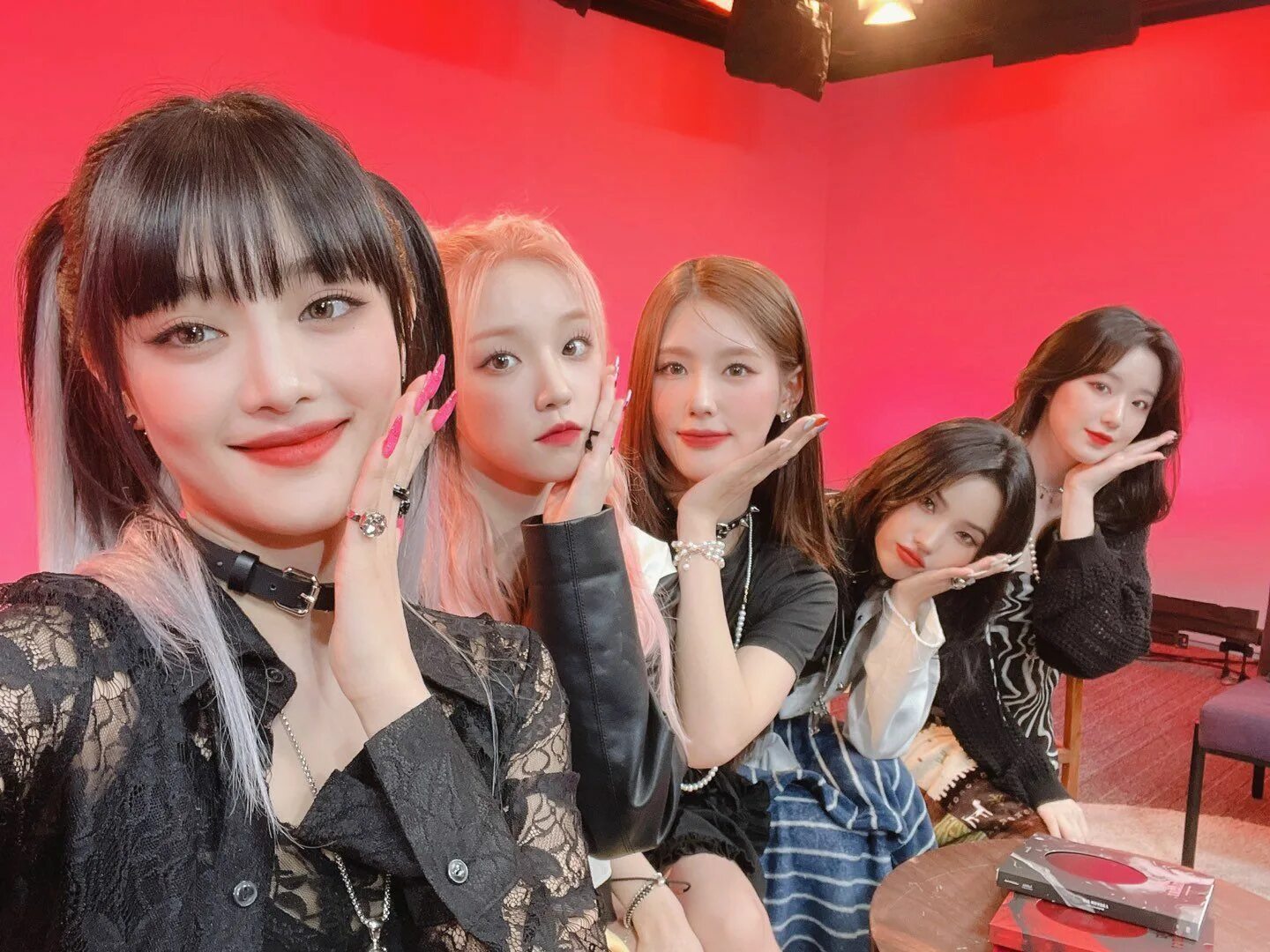 Джи айдл. Gidle на русском. Гидле кпоп. Gidle yuqi. Джи айдл.