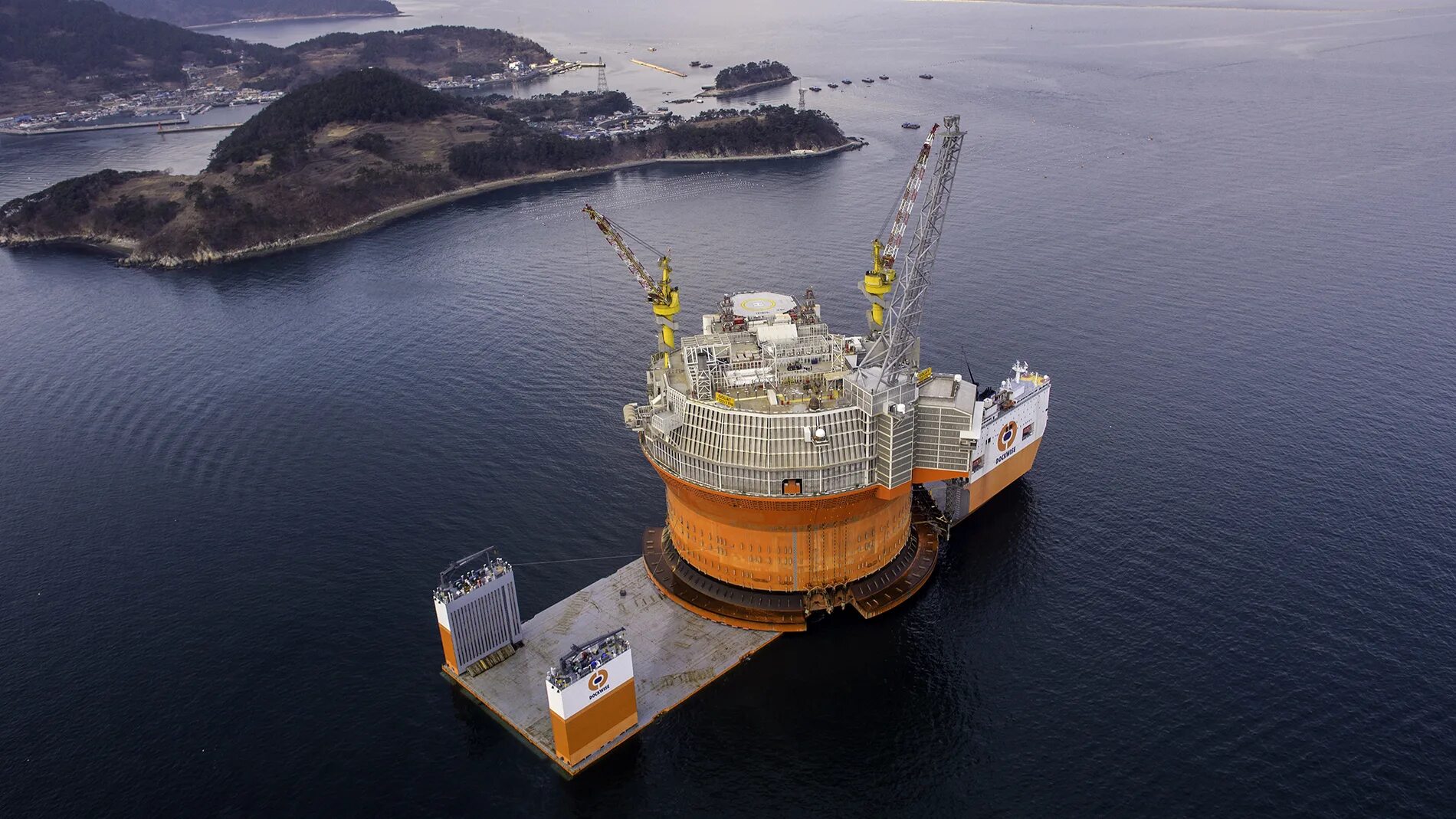 Судно нефтяных платформ. Dockwise корабль. dockwise vanguard. морская нефтяная платформа draugen. голиаф норвегия шельф.