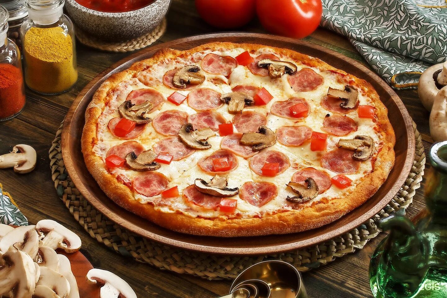 Пицца с индейкой. Рецепт вкусной классической пиццы. Пицца классическая. Пицца классическая. "пицца".