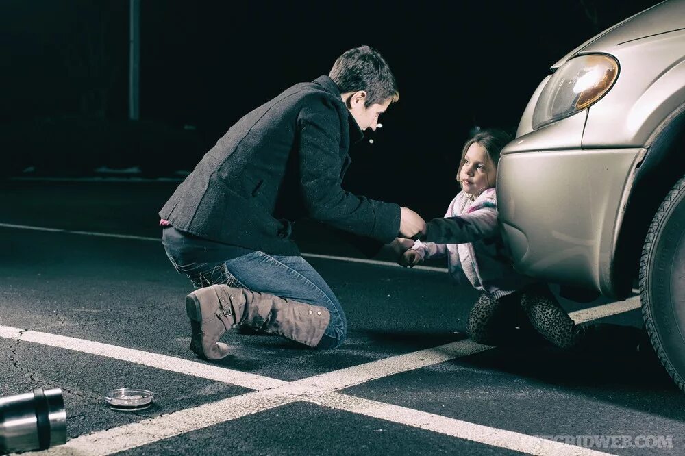 Похищения взрослых. Похищения взрослых. Ребенок и незнакомец. Человек прикован к стулу. Кража детей на улице.