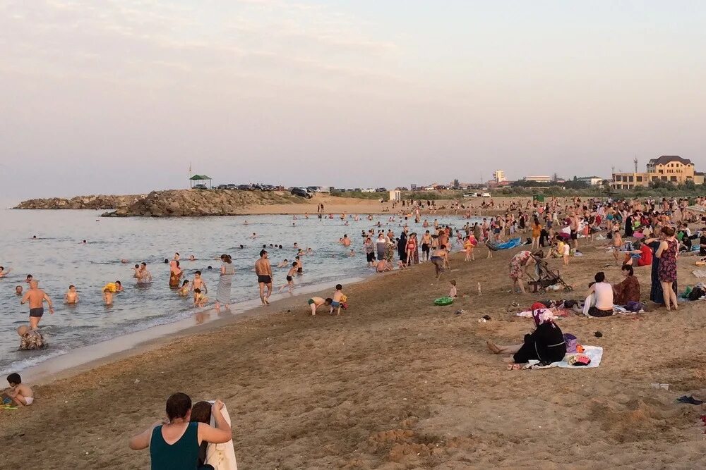 Пляж в Дагестане на Каспийском море. Ничуть не хуже, чем на Черном. И девушки в 