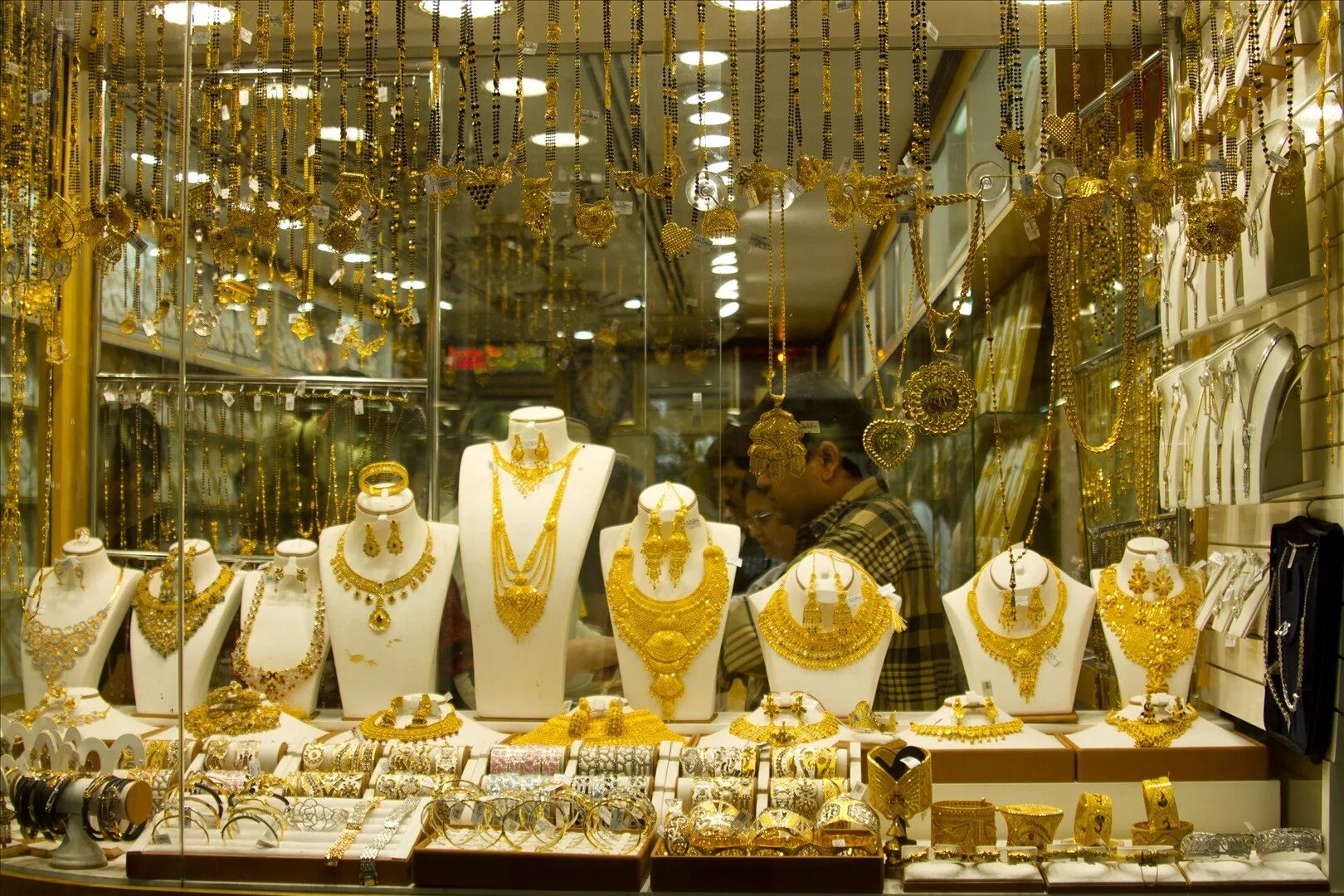 Gold Souk Dubai. Золотые украшения в Абу Даби. Золотой рынок Gold Souk. Абу Даби золотой рынок. Jeweller s