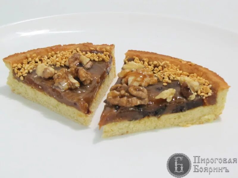 Пирог с вареной сгущенкой и грецкими орехами. Пирог с грецкими орехами и сгущенкой. Пирог со сгущенкой. Шарлотка с заварным кремом. Песочный пирог с сгущенкой.
