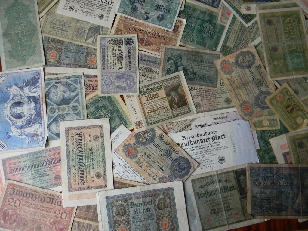 Старинные купюры. Старые деньги. Старинные иностранные деньги. Старинные бумажные деньги. Куча старинных иностранных купюр.