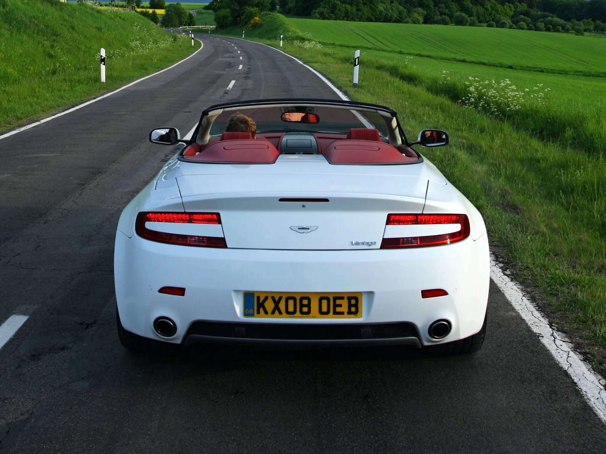 Фото машина задний. Aston Martin v8 Vantage 2008. White Aston Martin Vantage Roadster. Aston Martin v8 Vantage кабриолет. Aston Martin v8 Vantage сзади.