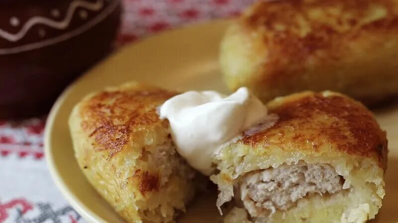 Картошка с фаршем колдуны. Колдуны белорусское блюдо. белорусские колдуны из картофеля. колдуны блюдо белорусской кухни. колдуны с фаршем.
