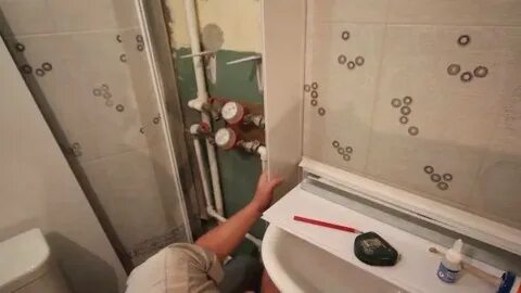 Как закрыть трубы под ванной