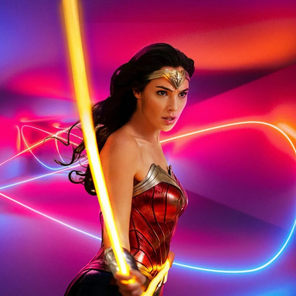 Gal gadot чудо женщина амазонка. Чуда женщина дата выхода. Галь гадот марвел. Вандер вумен актриса. Gal gadot щит.