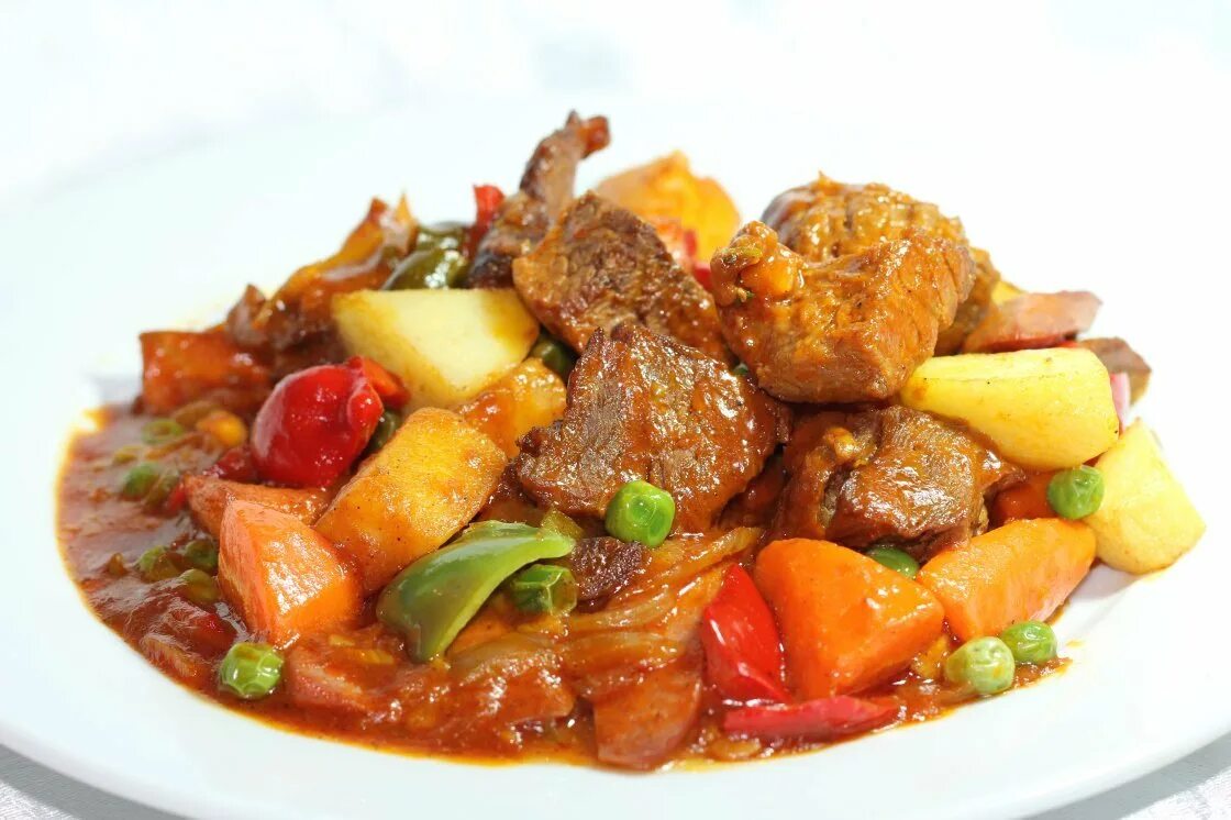 Картофель с говядиной и овощами. Баранина с овощами (айриштю).. баранина тушеная с овощами. баранина с картошкой. баранина тушеная с картофелем.