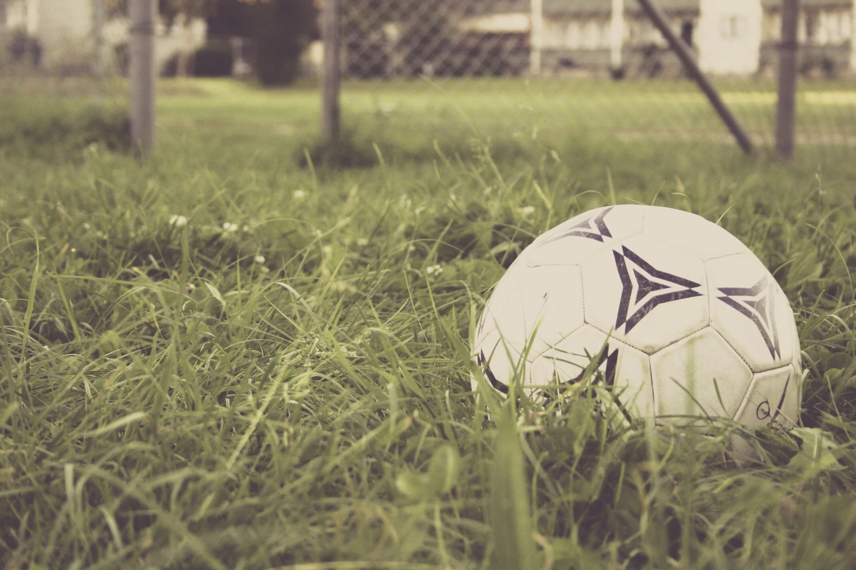 Игра мяч на траве. Футбольный мяч на поле. Футбольный мяч на траве. Футбольный мяч заставка. Футбольный мяч во дворе.