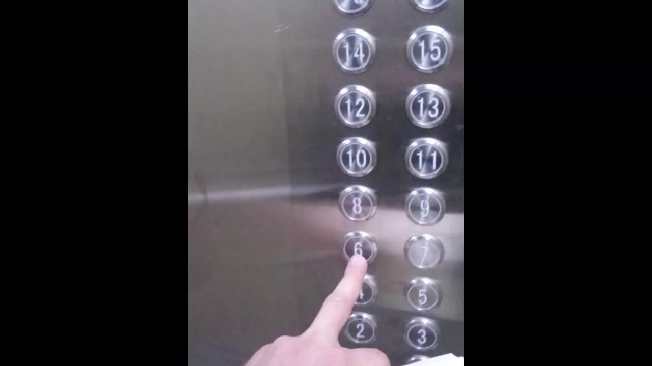 Пожар в лифте. Игра в лифт в другой мир. Фото опасного лифта. Фотосессия в лифте девушка. Девушка ждет лифт.