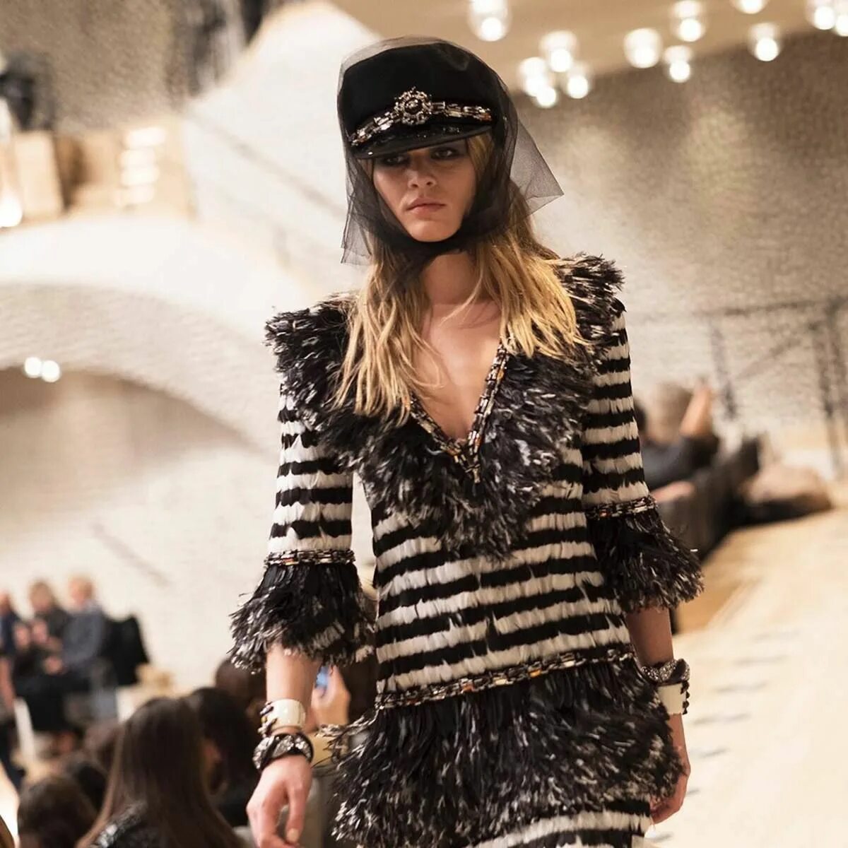 Коко шанель обои. Девушки chanel. Chanel реклама. Девушка в очках шанель. Девушка шанель.