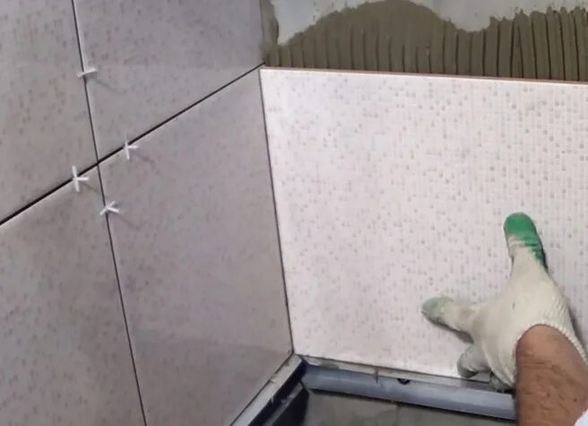 Углы для плитки в ванной. Укладка углов плитки в ванной. Укладка плитки в ванной в углах. Укладка углов плитки в ванной. Укладка углов плитки в ванной.