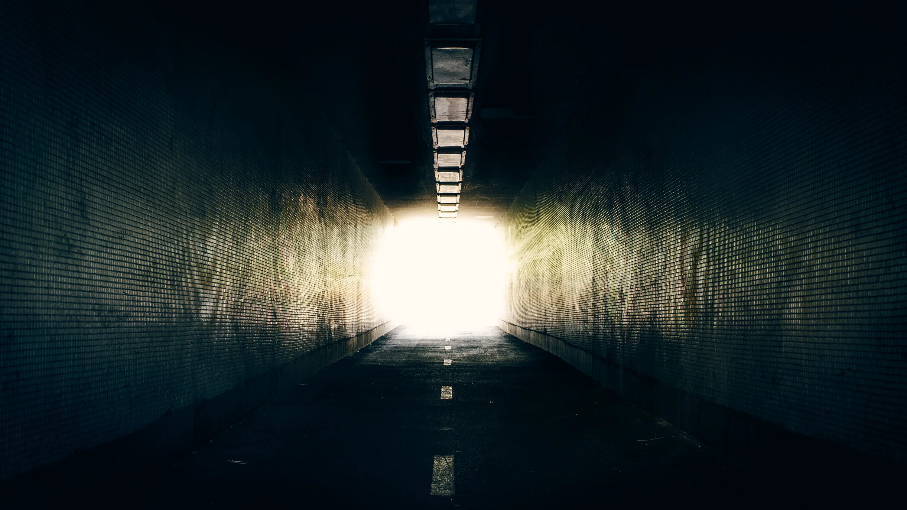 В конце тоннеля свет песня. Свет в конце тоннеля. Свет в тоннеле. Свет в конце тоннеля фон. Свет в конце тоннеля обои.