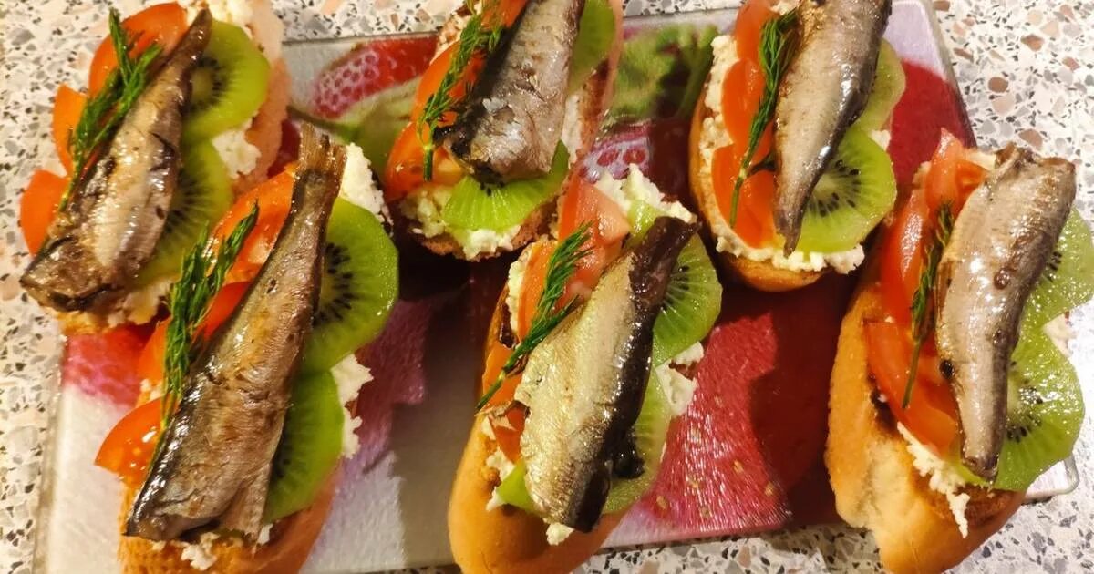 бутерброды со шпротами и киви рецепт. бутерброды со шпротами и киви. шпроты с киви бутерброды. киви со шпротами. шпроты с киви бутерброды.
