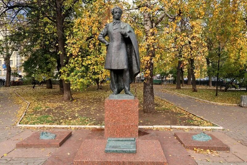 Город в честь пушкина. Памятник а. с. Пушкину (Пушкин, Октябрьский бульвар). Спасопесковская площадь памятник Пушкину. Памятники Пушкину в Москве в Спасопесковский. Памятник Пушкина в Москве.