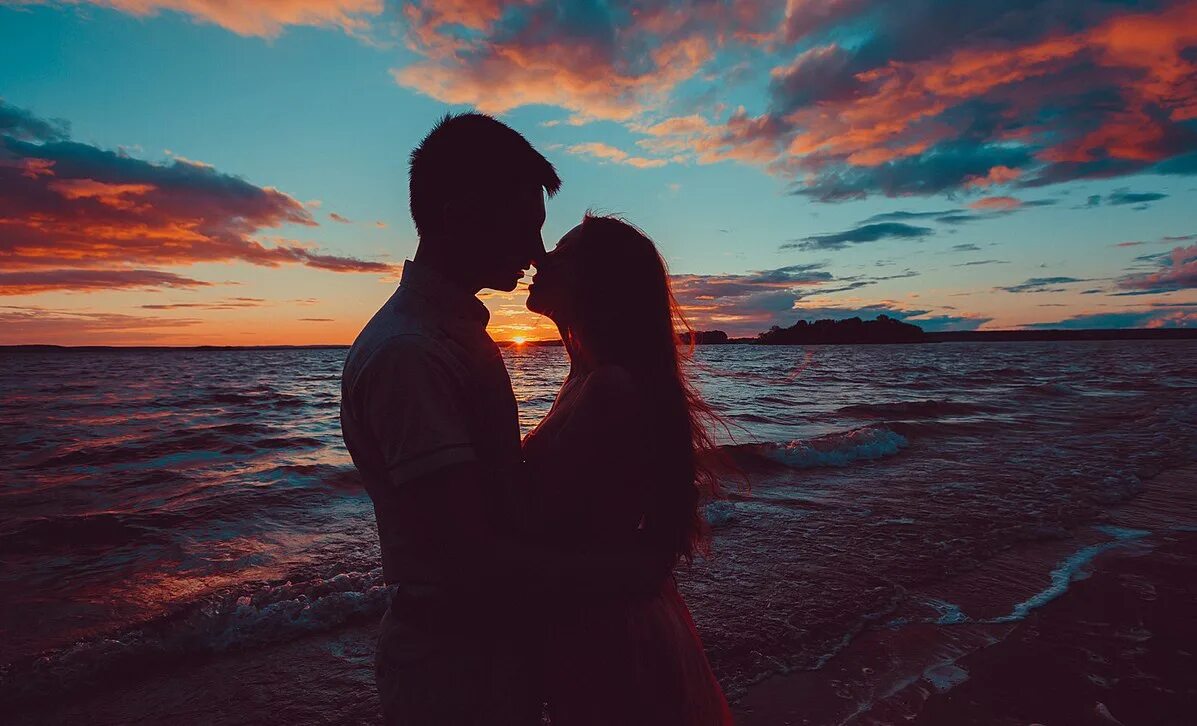 Романтические картинки. Влюбленные на море. Море меня целует песня. Парень с девушкой на море. Поцелуй на фоне моря.