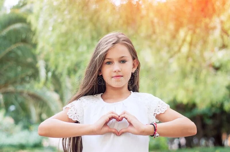 Красивые счастливые дети. Девочка милашка а в руках. Красивые счастливые дети. Девочка милашка а в руках. Девочка милашка а в руках.