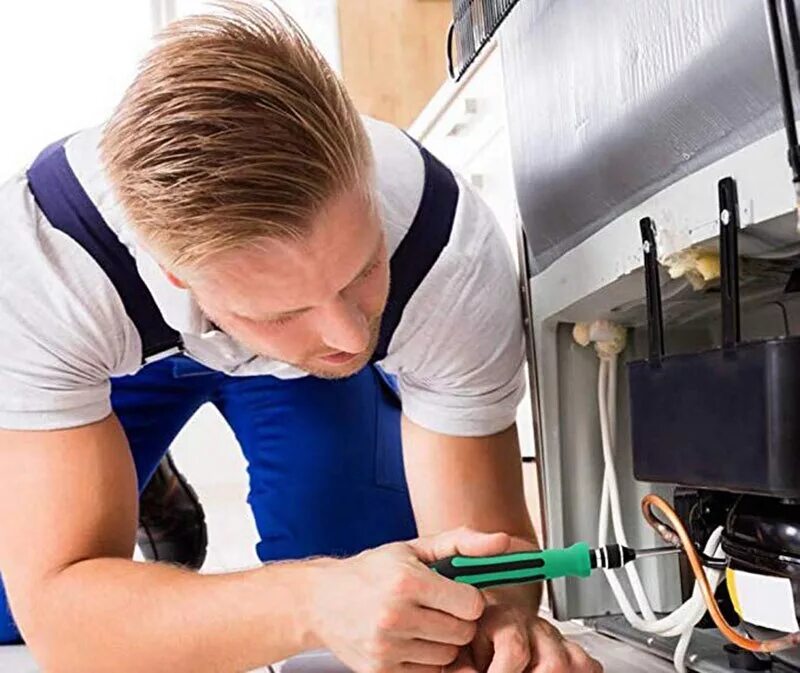 мастер по ремонту холодильников отзывы. мастер по ремонту холодильников отзывы. мастер по ремонту холо. мастер по ремонту холодильников. мужик чинит холодильник.