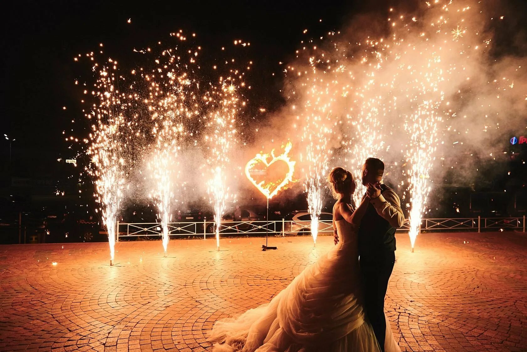 Свадьба. Танец жениха и невесты на свадьбе. Бенгальские огни на свлтье. Бенгальские свечи большие. Свадебные зажигательные.